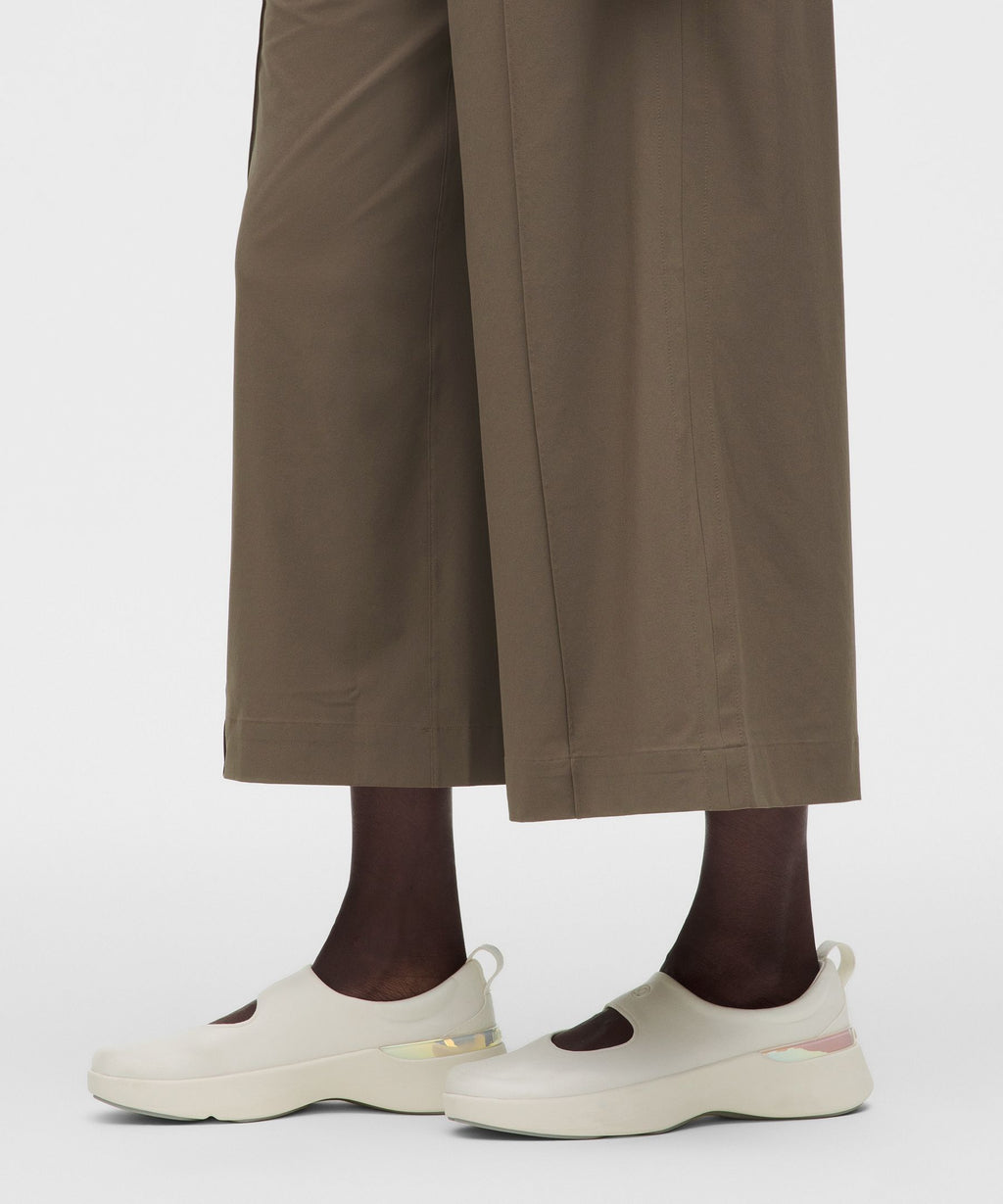 Breezily Mid-Rise Cropped Pant