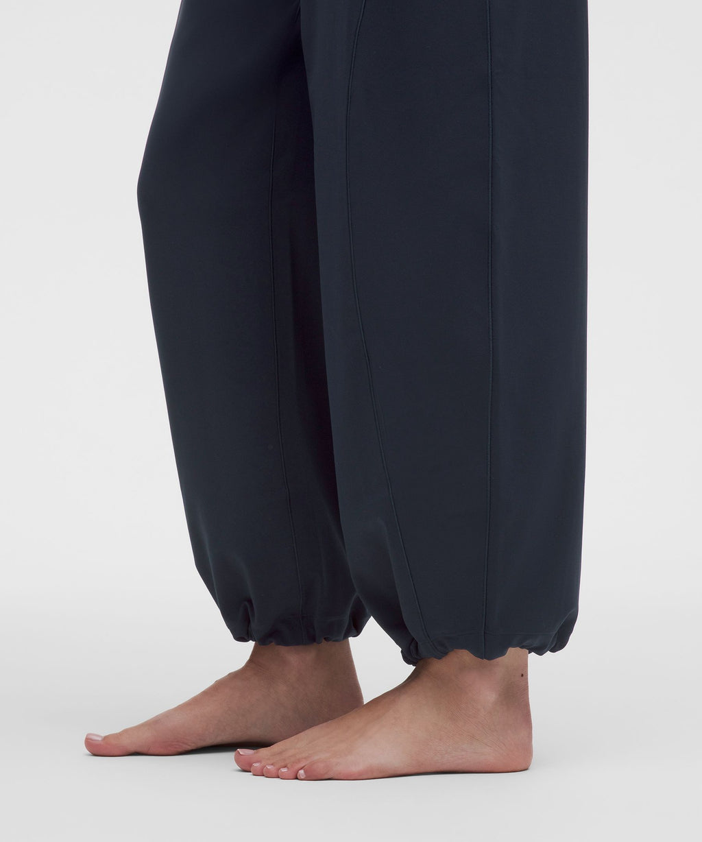 Groove Low-Rise Relaxed Cinch PantRegular