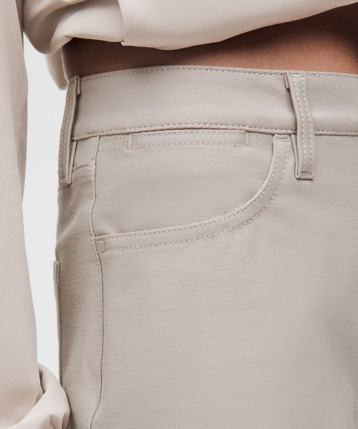 EasyFive Mid-Rise Short 4.5"