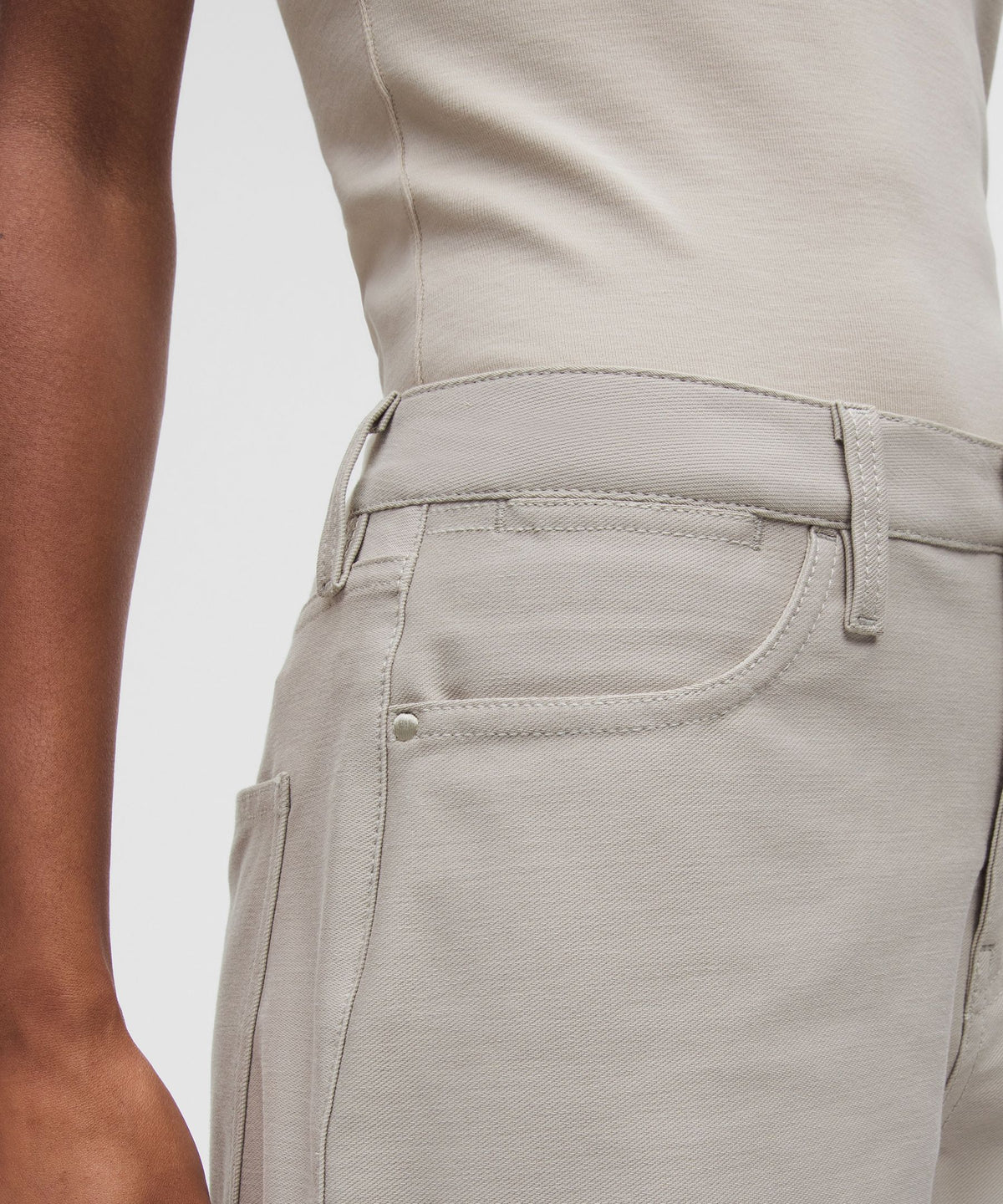 EasyFive Mid-Rise Short 4.5"
