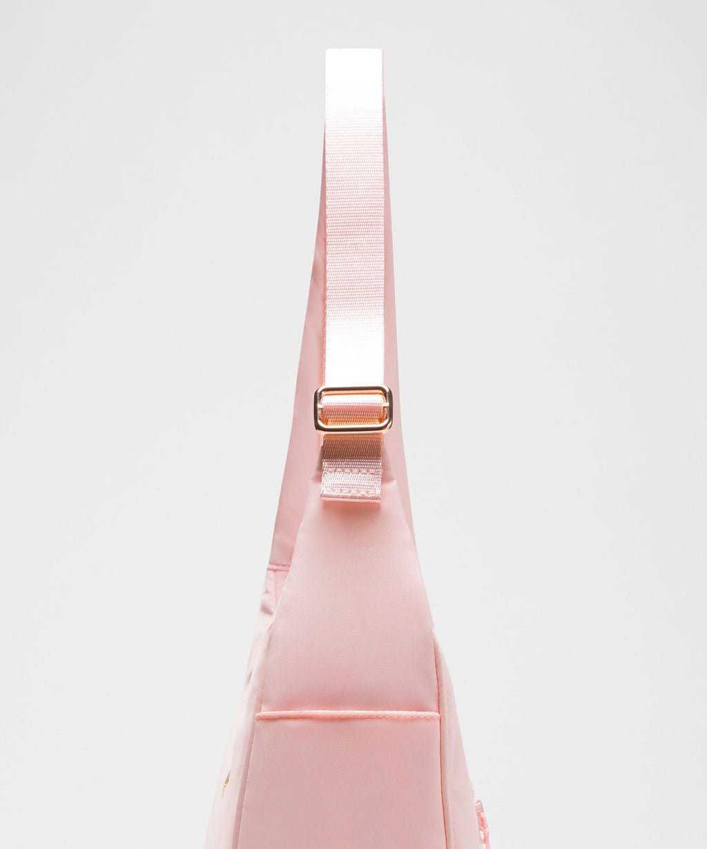 City Essentials Shoulder Bag 4L