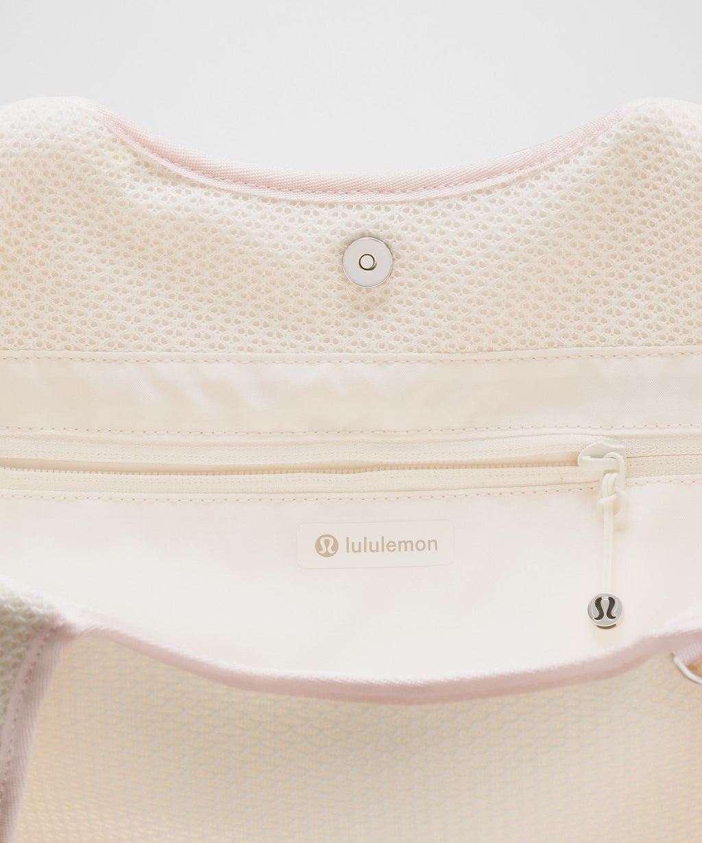 Spacer Mesh Shoulder Bag 15L