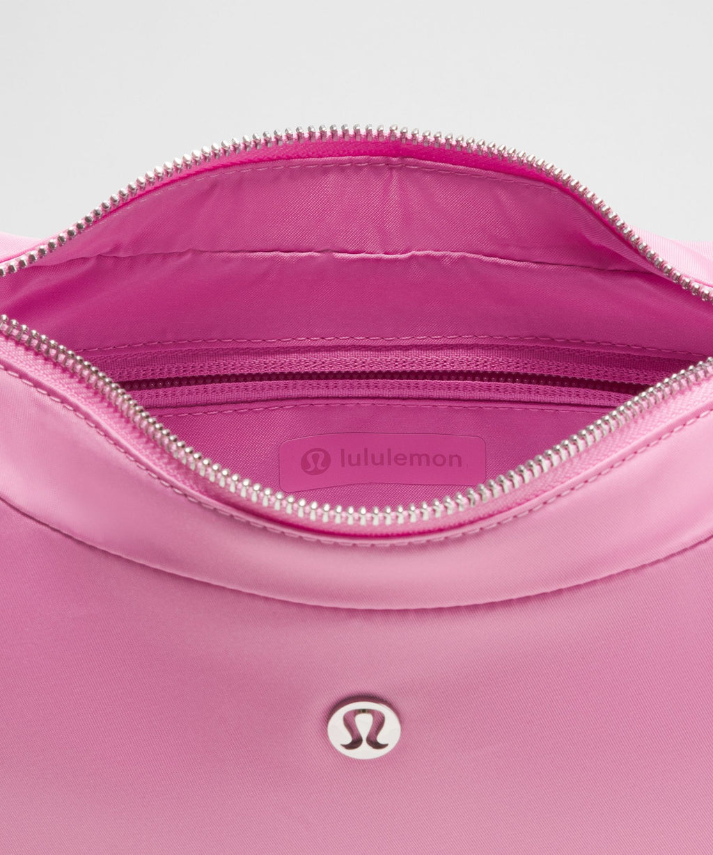City Essentials Shoulder Bag 4L